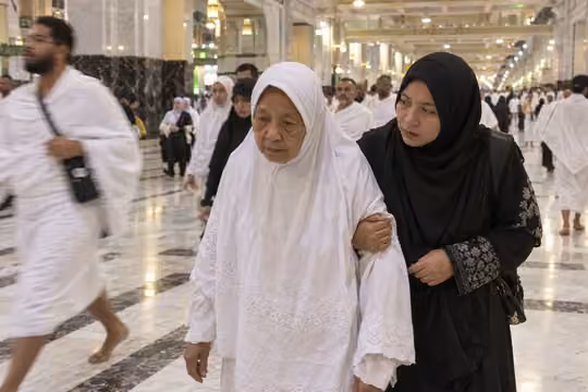 Jamaah lansia didampingi putrinya saat sai